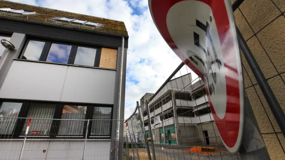 Hornsches Tor: Ab April geht es mit den Abrissarbeiten vom Parkhaus und den Verwaltungsbauten los. Zunächst werden vorbereitende Maßnahmen im Fokus stehen. Ende der Sommerferien will die Stadt fertig sein. Dann verbleibt eine große Baugrube. - © Vera Gerstendorf-Welle