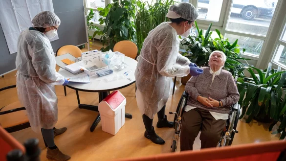 Es geht um den Schutz einer großen Risikogruppe – in den Seniorenheimen werden Bewohner getestet und auch Besucher. Zu Weihnachten ist der Andrang groß, was es für die Einrichtungen sehr viel schwieriger macht. - © Sebastian Gollnow/dpa