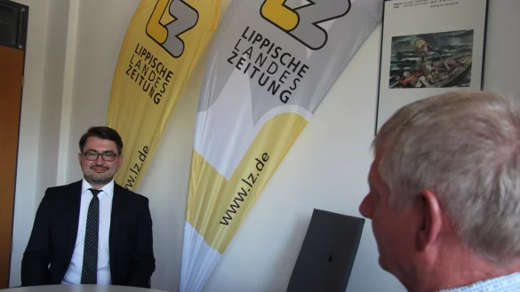 Christian Sauter (FDP, links) stellt sich in den Redaktionsr&auml;umen den Fragen seines Kontrahenten Frank Meier (&bdquo;Zukunft Extertal"). - &copy; Silke Buhrmester