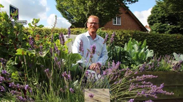 Friso Veldink, B&uuml;rgermeisterkandidat CDU D&ouml;rentrup, im heimischen Garten. - &copy; Katrin Kantelberg