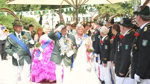 Oberst Detlef Bollh&ouml;fer, K&ouml;nig Ken Lewis und K&ouml;nigin Helga Frentrup schreiten &ndash; gefolgt von ihrem Hofstaat &ndash; die Front der angetretenen Salzufler und Sch&ouml;tmaraner Bataillone ab. - &copy; Nicole Ellerbrake