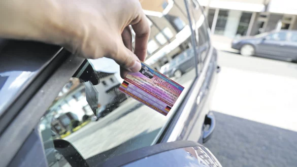 Lästig: Über solche Kärtchen an der Scheibe des eigenen Wagens regen sich viele Autofahrer auf. Nur wenige Fahrzeughalter reagieren auf den Inhalt der Karte, schmeißen sie stattdessen lieber weg. - © Christian Geisler
