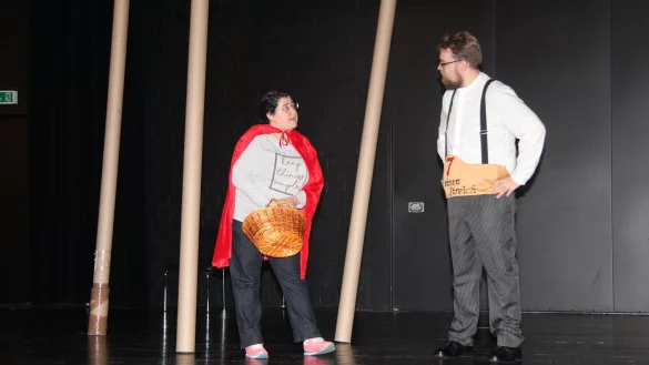 Christian Maximilian Ga&szlig; und Georgina Kesho im M&auml;rchenwald, wo man sich auch vor einem b&ouml;sen Wolf in Acht nehmen sollte. - &copy; Cordula Gr&ouml;ne