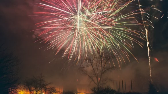 Nach mehrj&auml;hriger Unterbrechung l&auml;utet die Stadt Bad Salzuflen den Jahreswechsel wieder mit einem H&ouml;henfeuerwerk bei der gro&szlig;en Silvesterparty am 31. Dezember im Kurpark ein. - &copy; Stadt Bad Salzuflen