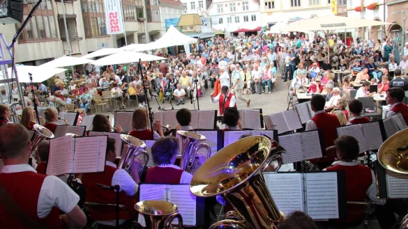 Beim Westf&auml;lischen Hansetag 2015 wurde den Besuchern viel Programm rund um das Thema Hanse geboten &ndash; unter anderem musikalisch auf dem Marktplatz, wie das Foto zeigt. F&uuml;r 2040 will sich Lemgo wieder bewerben. - &copy; Thomas Reineke
