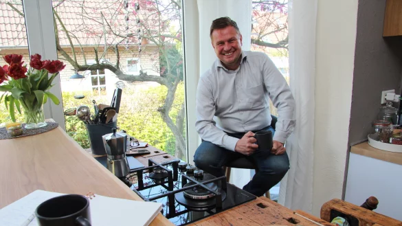 Alexander Baer sitzt daheim in seiner Küche in Lemgo-Brake. Er tritt bei der Landtagswahl für die SPD im Wahlkreis 98 Lippe II/ Herford III an. - © Nadine Uphoff