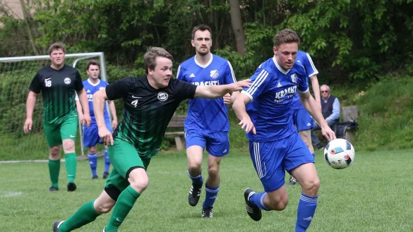 Laufduell: Lüdenhausens Philip Pröhlemeier (links) und Marvin Wittelmeyer vom FC Donop-Voßheide. - © Paul Cohen