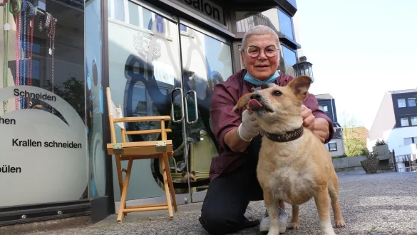 Barbara Völker (71) mit Hund Elvis. Ihr Salon ist ihre Leidenschaft. - © Janet König