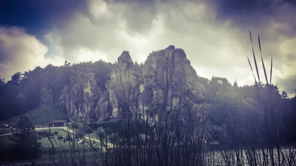 Die Externsteine gelten unter Spirituellen als mystischer Kraftort. In der Nacht zum 1. Mai wollen hier jedes Jahr viele zusammen feiern. - &copy; Archivfoto: Maren Brettmeier