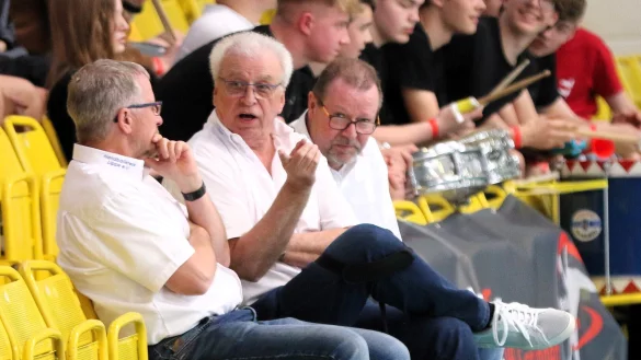 Fachsimpeln am Rande des Final Four im vergangenen Jahr in Augustdorf: (von links) J&uuml;rgen Beutel als Vizepr&auml;sident Spieltechnik, Gesch&auml;ftsf&uuml;hrer Klaus-Dieter Keienburg, und Pr&auml;sident Sven Hartmann.?Foto: Oliver K&ouml;nig - &copy; Oliver K&ouml;nig