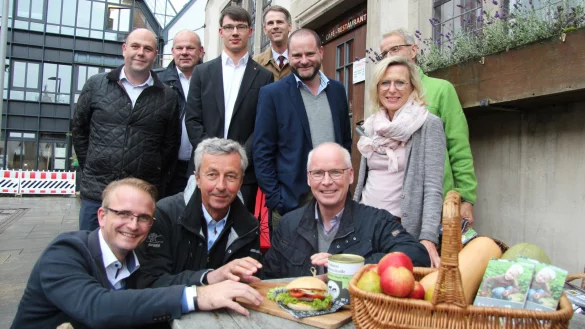 Regionalit&auml;t im Fokus: (vorne links) Bj&ouml;rn Spisla (Bad Meinberger), Wolfgang J&auml;ger (Lemgo Marketing), Peter-Erik Frob&ouml;se (Rinderhof Frob&ouml;se), Margitta Uhlich (Landwirtschaftskammer Nordrhein-Westfalen) und weitere Partner der Lemgoer Gesch&auml;fts- und Vereinswelt organisieren den Bruchmarkt. - &copy; Kirsten Fuhrmann(LZ)