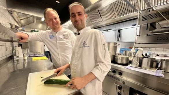 Jan Diekjobst (links), Sternekoch aus Detmold, lässt auf seinen Mitarbeiter Bashir Jamali nichts kommen. Dass der Afghane die theoretische Prüfung aufgrund der Sprachbarriere nicht geschafft hat, sei ihm egal, solange die Leistung und Einstellung zur Arbeit stimmten. - © Till Brand