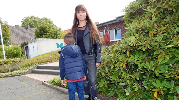 Claudia Lerose-Melicchio steht mit ihrem Sohn vor dem Familienzentrum. Am Montag hat das Jugendamt des Kreises Lippe zugestimmt, den Jungen noch ein weiteres Jahr in der Kita zu lassen - nach monatelanger Weigerung. - &copy; Gunter Held