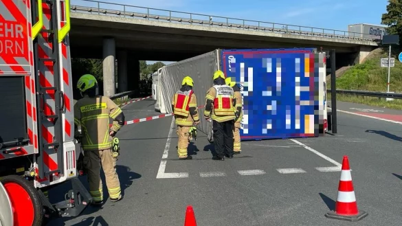 Der Lkw liegt auf der gesperrten Fahrbahn. - &copy; Ralph Meyer