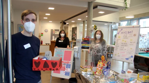 F&uuml;r die Jugendlichen sind im AWO-Kastanienhaus (von links) Julian M&ouml;nnich, Petra Junghans und Silvia Exler auch in Pandemie-Zeiten da. - &copy; Kirsten Fuhrmann