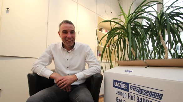 Dirk Tolkemitt sitzt an seinem letzten Tag als K&auml;mmerer und Erster Beigeordneter in Lemgo in seinem B&uuml;ro im historischen Rathaus. - &copy; Jens Rademacher