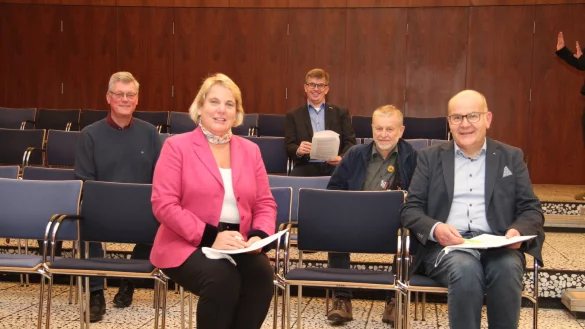 Frank Drexhage (von links), Martina Hannen, Michael Biermann, Reimund Neumann und Olaf Henning haben den Koalititionsvertrag unterzeichnet. - &copy; Cordula Gr&ouml;ne