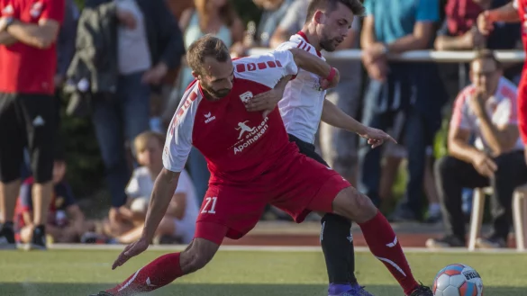 Robert Fiorilli im Zweikampf mit Rouven Meschede. - &copy; Egon Penner