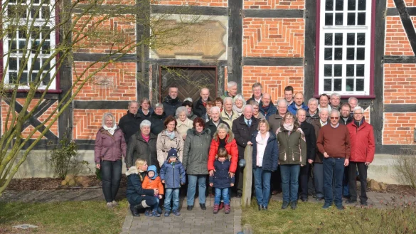Eingeschworene Gemeinschaft: Als sich ein Teil der Mitglieder des Heimatvereins Belle zum Gruppenfoto aufstellten, herrschte noch „Jackenwetter". - © Tanja Watermann