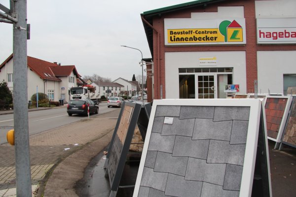 Große Pläne: Anstelle des Baustoffhändlers Linnenbecker und des Hagebaumarkts soll in Brake ein Lebensmittelmarkt entstehen – doppelt so groß wie der gegenüberliegende Edeka. - © Till Brand