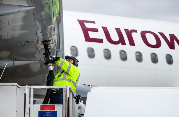 Am Düsseldorfer Flughafen soll ab 2028 eine neue Produktionsanlage nachhaltigen Flugkraftstoff aus CO2 herstellen, das zuvor der Luft entnommen wurde. (Symbolbild) - © Christoph Schmidt/dpa