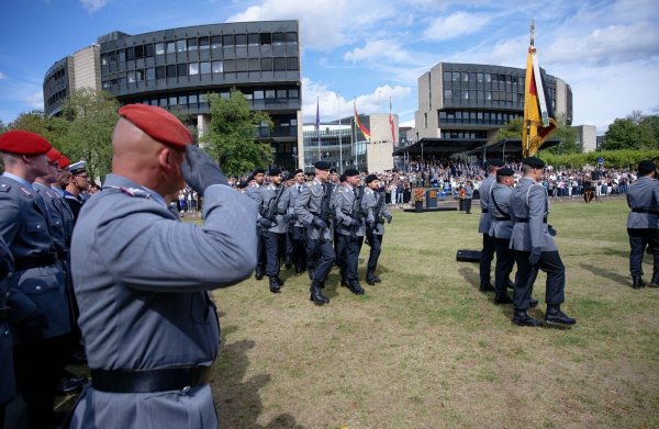 Zum ersten Mal haben Rekruten der Bundeswehr Gelöbnis zur freiheitlich-demokratischen Grundordnung vor dem nordrhein-westfälischen Landtag abgelegt. - © Henning Kaiser/dpa