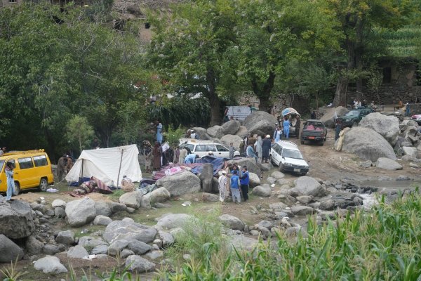 Blick auf ein provisorisches Notunterkunftslager nach dem Erdbeben in der afghanischen Provinz Kunar. - © Li Ang/XinHua/dpa