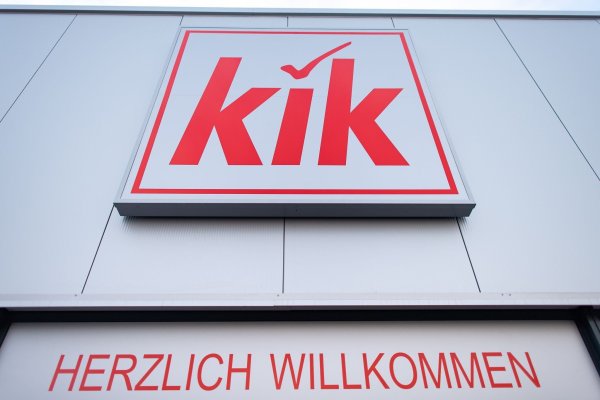 Fast zwölf Jahre lang war Patrick Zahn Chef des Textildiscounters Kik. (Archivbild) - © Guido Kirchner/dpa