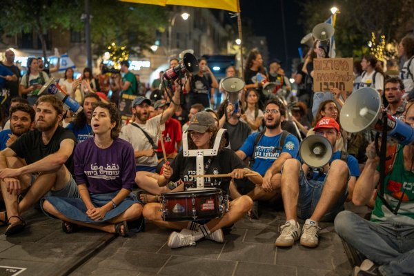 Erneut fordern Demonstranten in Israel von ihrer Regierung ein Abkommen zur Beendigung des Krieges. - © Ilia Yefimovich/dpa