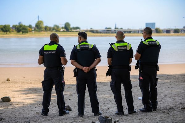 Auch Köln hat jetzt ein Badeverbot für den Rhein erlassen. (Archivbild) - © Christoph Reichwein/dpa