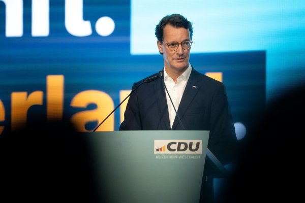 NRW-Ministerpräsident Hendrik Wüst (CDU) sieht die schnelle Integration von Flüchtlingskindern als große Herausforderung. - © Fabian Strauch/dpa
