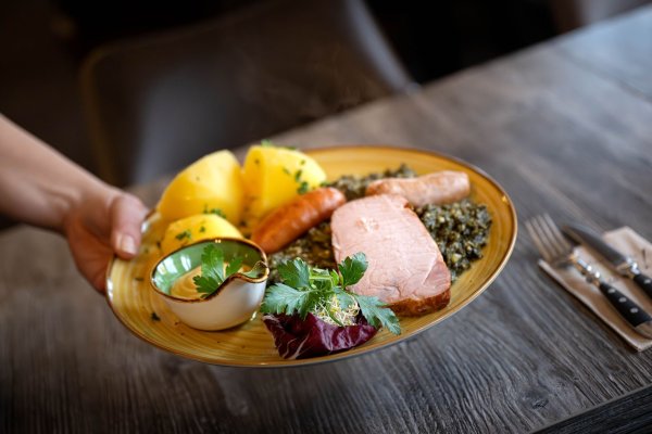 Ob die Gastronomen Steuererleichterungen weitergeben, ist fraglich. (Archivbild) - © Sina Schuldt/dpa