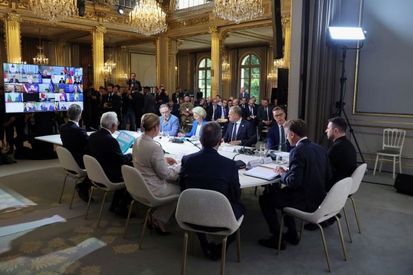 Kanzler Merz nahm per Video an dem Treffen in Paris teil. - © Ludovic Marin/Pool AFP/AP/dpa