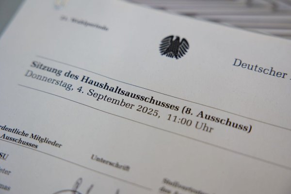 Die wichtigsten Fragen gelten nach der Haushaltsbereinigung als geklärt. Die Haushälter gehen dabei alle Einzeletats durch und lassen die Ministerinnen und Minister vorsprechen. - © Joerg Carstensen/dpa