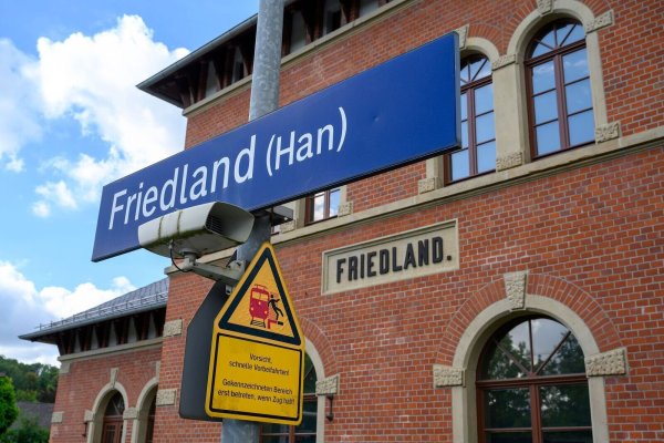 Der Bahnhof Friedland in Südniedersachsen: Hier starb am 11. August eine Jugendliche. (Archivbild) - © Swen Pförtner/dpa