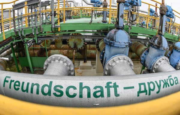 Über die Pipeline Druschba wird die Raffinerie PCK mit Öl aus Kasachstan beliefert. (Archivbild) - © Patrick Pleul/dpa-Zentralbild/dpa