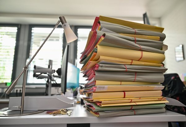 Die Aktenberge bei den Staatsanwaltschaften wachsen. (Symbolbild) - © Patrick Pleul/dpa