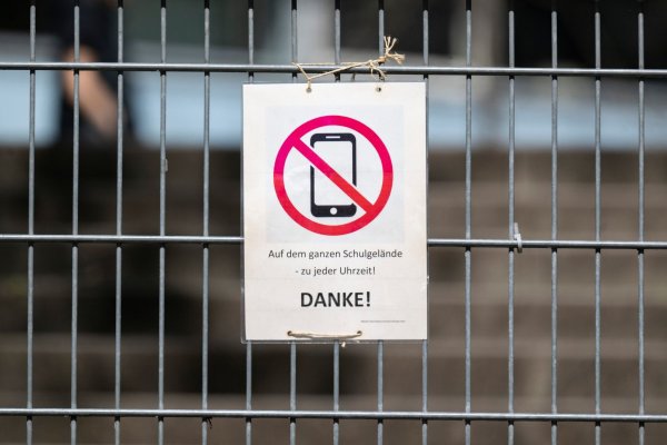 Die Regeln sind unterschiedlich: Manche Schulen haben Handys komplett verbannt, andere sind weniger streng. Ob es flächendeckende Regeln gibt, entscheiden die Bundesländer selbst. (Symbolbild) - © Marijan Murat/dpa