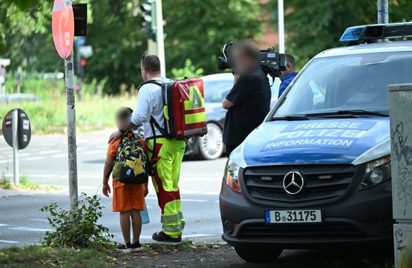 . Ein Auto ist in Berlin-Wedding in eine Menschengruppe gefahren. - © Annette Riedl/dpa