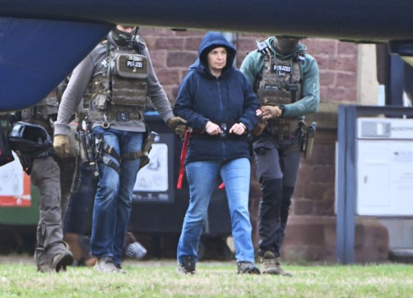 Die frühere RAF-Terroristin Daniela Klette zu einem Hubschrauber geführt. Auf der Suche nach Garweg und Staub stellen sich die Ermittler auf eine längere Fahndung ein. - © Uli Deck/dpa