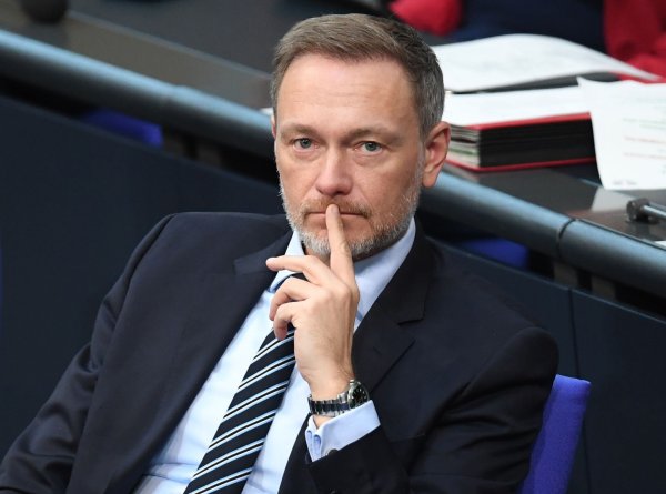 Christian Lindner (FDP), Bundesfinanzminister, sitzt auf der Regierungsbank im Bundestag. Er strebt rückwirkend eine Erhöhung des Grundfreibetrags in der Lohn- und Einkommensteuer an. - © Ann-Marie Utz/dpa