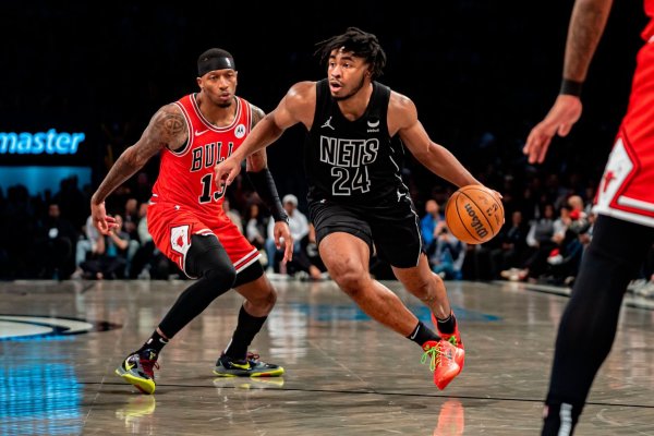Brooklyns Cam Thomas (24)zieht gegen Chicagos Torrey Craig (13) zum Korb. - © Peter K. Afriyie/AP/dpa