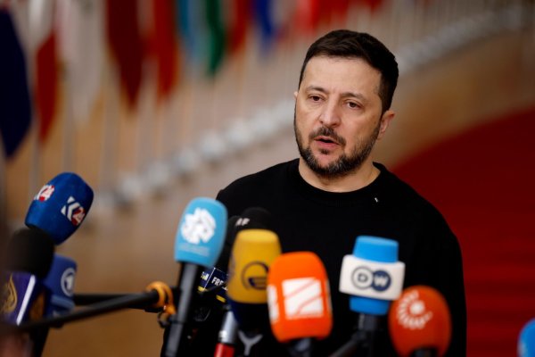 Räumt ein, dass es ohne die USA schwer wird: der ukrainische Präsident Wolodymyr Selenskyj. - © Geert Vanden Wijngaert/AP/dpa