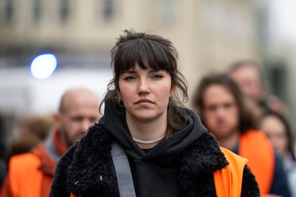 Carla Hinrichs hat die Gruppe Letzte Generation mitgegründet - und kündigt nun einen tiefgreifenden Wandel an. (Archivbild) - © Hannes P. Albert/dpa