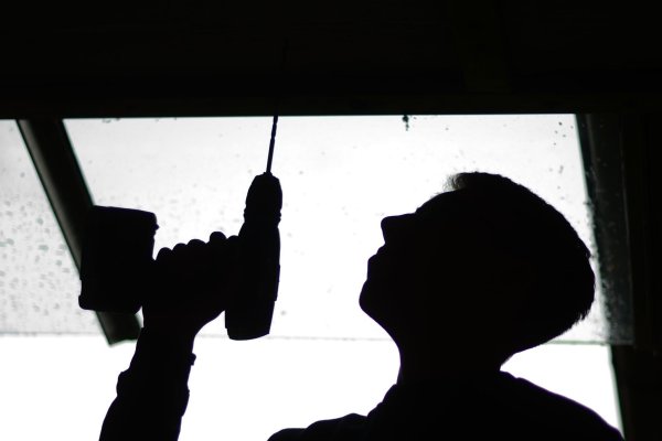 Im Zehnjahresvergleich ist die Zahl der Azubis in NRW um 8,5 Prozent gesunken. (Archivbild) - © Julian Stratenschulte/dpa