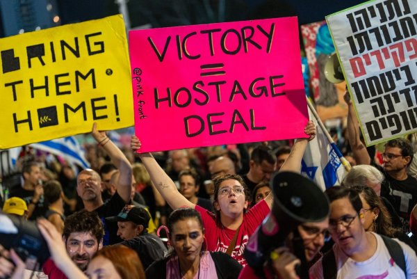Israelis fordern bei Demonstrationen seit Monaten die Freilassung der in Gaza verbleibenden Geiseln. (Archivbild) - © Francisco Seco/AP/dpa