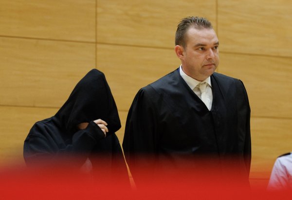 David Volke (r), der Verteidiger der Angeklagten, steht neben seiner Mandantin in einem Saal des Landgerichts zum Auftakt im Prozess um ein getötetes Baby. (Archivbild) - © Friso Gentsch/dpa