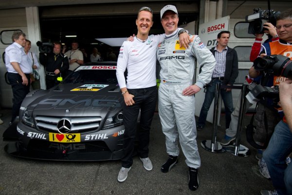 Ralf Schumacher (r) ist sauer, dass sein Bruder Michael nicht Ehrenbürger in seiner Heimatstadt Kerpen werden soll. (Archivbild) - © picture alliance / dpa