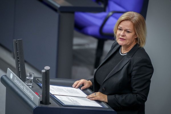 Bundesinnenministerin Nancy Faeser (SPD) verweist in ihrer Rede auf das Scheitern der Demokratie in der Weimarer Republik. - © Kay Nietfeld/dpa