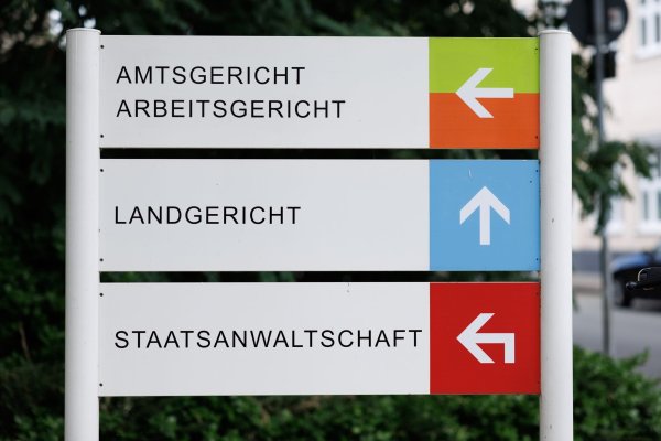 Die Staatsanwaltschaft Bielefeld hat drei Männer wegen bewaffneten Drogenhandels angeklagt. - © Friso Gentsch/dpa